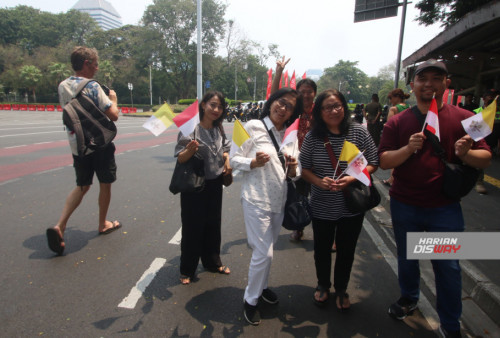 Pemimpin Tertinggi Gereja Katolik Sedunia dan Kepala Negara Vatikan, Paus Fransiskus disambut antusias oleh masyarakat yang menyambutnya di sekitar Kedutaan Besar Vatikan di Jakarta, Gambir, Jakarta Pusat, Selasa siang.Foto: Raka Denny / Harian Disway