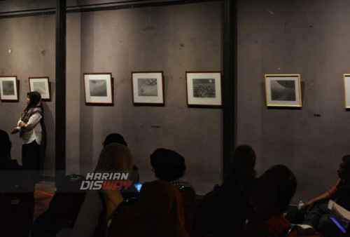 Suasana pembukaan Pameran Lukisan Goresan Akhir Hitam Putih Achmad Chusnan di Gallery Surabaya, Komplek Balai Pemuda Surabaya, Jawa Timur, Minggu (5/3/2023).
Pameran lukisan yang memajang sebanyak 24 karya Alm. Achmad Chusnan tersebut berlangsung tanggal 5 hingga 11 Maret 2023. (foto: Syahrul Rozak Yahya)