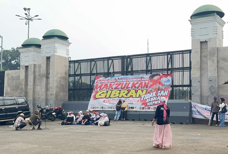 Suasana Aksi di Depan Gedung DPR, Demonstran Bentangkan Spanduk Desak Gibran Turun
