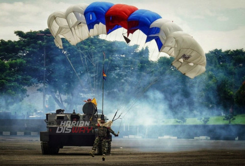 Sejumlah personil TNI Angkatan Laut melakukan atraksi untuk penyambutan kunker Menhan RI Letnan Jenderal (Letjen) TNI (Purn) Prabowo Subianto sekaligus pengangkatan menjadi warga kehormatan Korps Marinir di Lapangan Hitam, Kesatrian Marinir Sutedi Senaputra Karangpilang, Surabaya, Jawa Timur, Selasa (14/2/2023). Pengangkatan Menhan RI sebagai warga kehormatan Korps Marinir ditandai dengan penyematan baret ungu yang dilakukan oleh Komandan Korps Marinir Mayor Jenderal Widodo Dwi Purwanto, dan penyematan brevet kehormatan Antiteror Aspek Laut dan brevet Intai Para Amfibi Korps Marinir, Dankormar meyakini bahwa dengan diangkatnya Menhan RI sebagai warga kehormatan, akan menambah semangat para prajurit Marinir dalam melaksanakan pengabdiannya kepada nusa dan bangsa. (foto: Julian Romadhon)