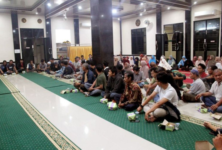 Bergiliran Berbagi Berkah, Tradisi List Takjil Tiap Rumah yang Tetap Lestari Saat Ramadan