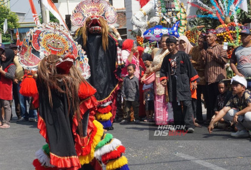 Warga mengikuti rangkaina Sedekah Bumi yang digelar di Bangkingan, Surabaya, Jawa Timur, Minggu, 27 Agutus 2023. Sedekah Bumi atau ruwat desa dengan 20 wadah sajian hasil bumi yang 9 diantaranya berukuran raksasa berbentuk hewan maupun tokoh fiktif tanah jawa itu digelar dalam rangka memperingati hari ulang tahun Kampung Bangkingan yang dilakukan di Punden Ajisaka, Bangkingan. Sedekah Bumi tersebut sebagai wujud rasa syukur kepada tuhan yang maha esa atas rizki yang diberikan kepada para warga Bangkingan.  (Ahmad Rijaluddin Erlangga/Harian Disway)

