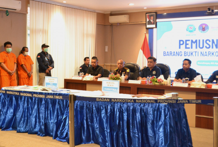 BNNP Jatim Musnahkan 1 Kg Sabu Kemasan Teh Cina, Dua Kurir Dikendalikan Sistem Ranjau