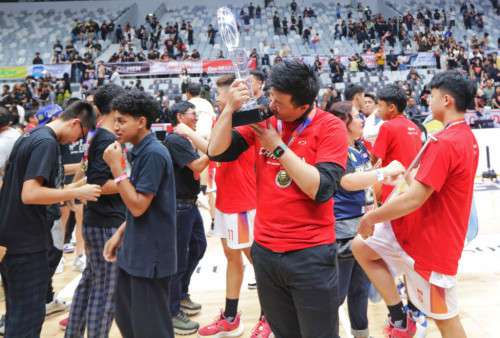 Tim basket putra SMA Jubilee Jakarta sukses membawa trophy kemenangan Final Honda DBL with Kopi Good Day 2023 DKI Jakarta Series.

SMA Jubilee Jakarta berhasil mempertahankan gelar juara setelah memenangkan pertarungan dramatis dengan skor tipis 53-52 dari SMA Bukit Sion (Buksi), Jakarta.  (Raka Denny/Harian Disway)