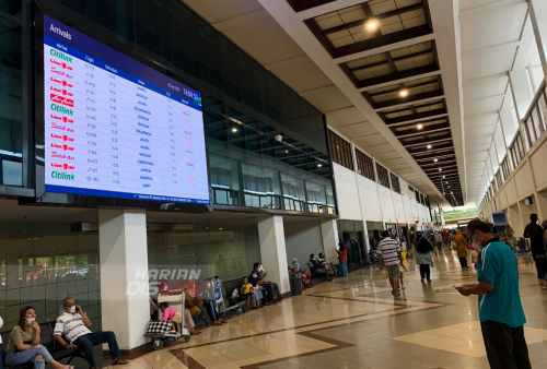 Suasana Bandara Internasional Juanda Surabaya di Sidoarjo, Jawa Timur, Sabtu 30 April 2022 di padati dengan calon penumpang. PT Angkasa Pura I Cabang Juanda telah melakukan prediksi puncak arus mudik penumpang angkutan pesawat udara terjadi pada hari ini Sabtu 30 April 2022 atau H- 2 jelang Lebaran dengan 37 ribu orang penumpang. Foto: Rebecca Ham
