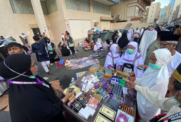 Laporan Haji dari Makkah (16): Bahagianya Jamaah Belanja Oleh-Oleh di Pasar Kaget, 'Uang Jokowi' Masih Populer