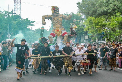 Acara ini juga menjadi momen penting dalam mempererat tali persaudaraan antara umat Hindu dan masyarakat Surabaya secara keseluruhan. Dalam suasana yang penuh semangat dan kegembiraan, Pawai Ogoh-Ogoh berhasil menyatukan berbagai elemen masyarakat dalam merayakan keberagaman budaya yang ada di kota ini.
