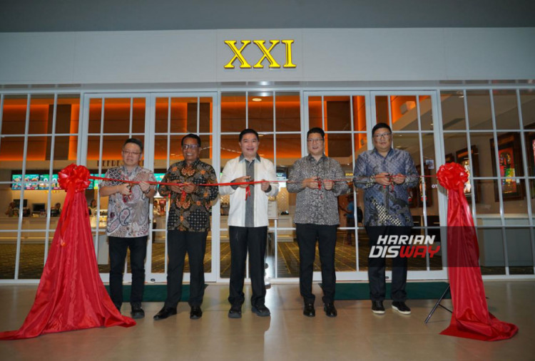 Q Square XXI menawarkan tiga studio Deluxe berkapasitas lebih dari 600 kursi, lengkap dengan teknologi audio-visual modern. Layanan XXI Café turut disediakan untuk menambah kenyamanan dan melengkapi pengalaman menonton bagi para pengunjung.