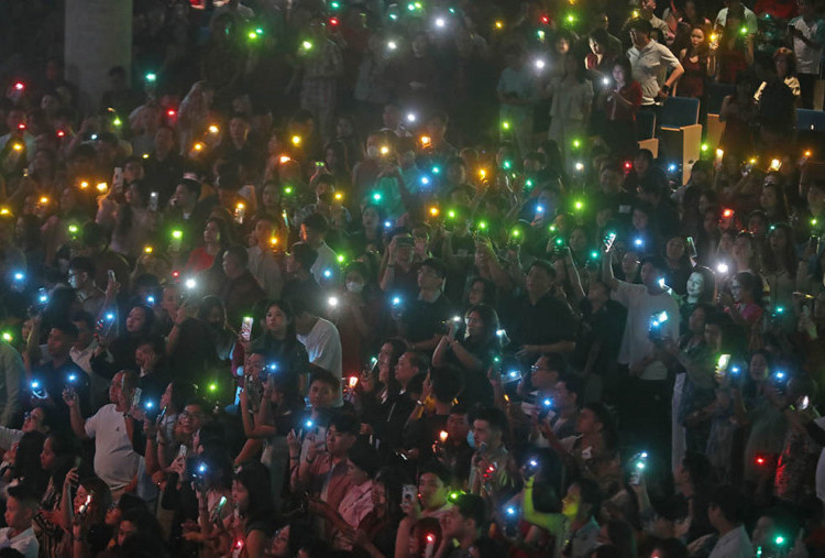 . Ibadah Natal GMS tahun ini digelar secara serentak pada hari Kamis, 25 Desember  2025 di empat lokasi, meliputi GMS Surabaya Barat (Rooftop Pakuwon Mall), GMS Surabaya Timur (Pakuwon City Mall), GMS Surabaya Selatan (Maspion Convention Center), dan GMS Surabaya Pusat Utara (Grand City Mall). Rangkaian perayaan Natal GMS tahun ini bertambah istimewa karena dimulai dengan  Christmas Carol pada 24 Desember 2025. Tampak Jemaat menyalakan lampu smartphone dan lampu warna -warni usai membawakan menyayikan lagu puji-pujian pada Misa Natal 25 Desember 2025..
Foto Boy Slamet-Harian Disway 

