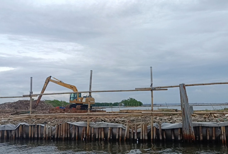 Sejumlah Alat Berat Bersiaga di dekat Pagar Laut Misterius Perairan Bekasi, Begini Penjelasan UPTD Jabar!