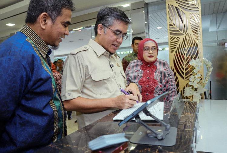 Menaker Tinjau Posko THR dan BHR Keagamaan 2026, Pastikan Hak Pekerja Terlindungi Jelang Lebaran