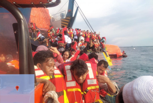 Kapal Ferry KMP Royce 1 Terbakar di Perairan Selat Sunda. Penumpang Berhasil Dievakuasi 