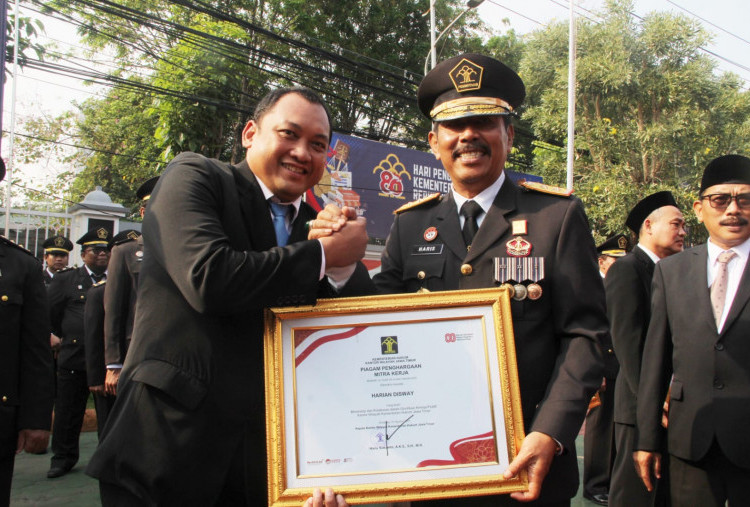 Hari Pengayoman Ke-80, Harian Disway Dianugerahi Penghargaan atas Sinergi Glorifikasi Kinerja Kanwil Kemenkum Jatim
