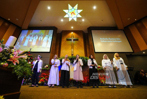 Perwakilan pondok pesantren Ahlus Sofa Wal Wafa menyanyikan lagu berjudul Merawat Perbedaan saat perayaan natal di Gereja Darmo Satelit, Surabaya, Jawa Timur, Senin, 25 Desember 2023. Perayaan Natal di Gejera Kristen Indonesia (GKI) Darmo Satelit itu diikuti oleh tokoh lintas agama di kota tersebut bertujuan untuk menumbuhkan dan mempererat tali silaturahim, kerukunan serta kedamaian antarumat beragama dalam perayaan Natal 2023. (Julian Romadhon/Harian Disway)