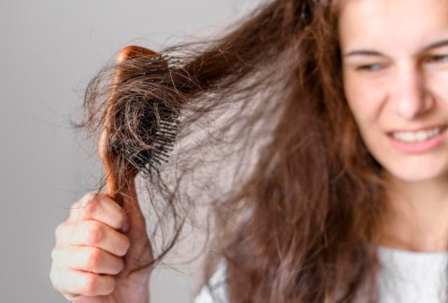 5 Cara Mengatasi Rambut Rontok, Awas Jangan Dibiarkan Terlalu Lama