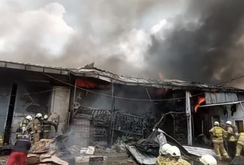 Gudang Beras Pasar Cipinang Terbakar, Kerugian Capai Rp.1,5 Miliiar