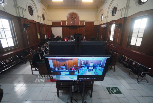 Suasana sidang Vonis dua Panpel Arema FC di Ruang Cakra Pengadilan Negeri (PN) Surabaya, Jawa Timur, Kamis (9/3/2023). Dalam sidang Vonis dua Panpel Arema FC tersebut, Majelis hakim menjatuhkan hukuman penjara satu tahun kepada terdakwa Suko Sutrisno dan satu tahun enam bulan kepada Abdul Haris. (foto: Julian Romadhon)