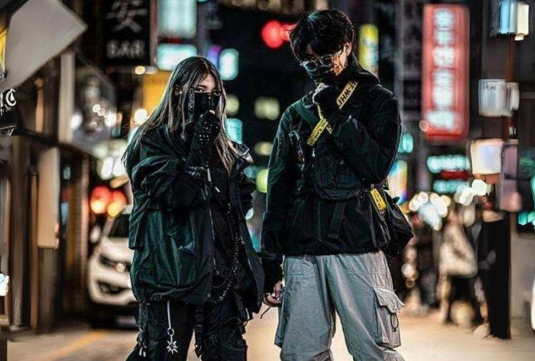 Inspirasi Outfit Cyber Core Lokal untuk Hangout 2026, Futuristik tapi Tetap Nyaman