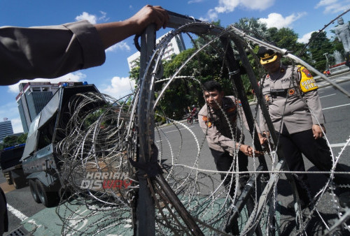 Polisi melakukan pemasangan kawat berduri untuk Antisipasi datangnya demo buruh di depan Gedung Negara Grahadi, Surabaya, Jawa Timur, Senin (1/5/2023). Dalam aksi demo buruh tersebut kepolisian mengerahkan sebanyak 3.453 personel gabungan dari TNI, Polri dan jajaran untuk mengamankan jalannya aksi demo memperingati Hari Buruh di Surabaya. (foto: Julian Romadhon)