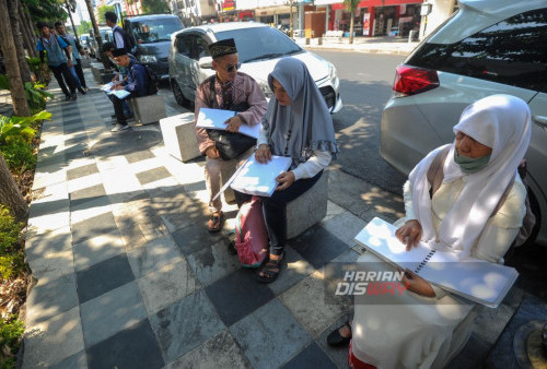 Sejumlah penyandang tuna netra membaca Al Quran braille di trotoar Jalan Tunjungan, Surabaya, Jawa Timur, Sabtu, 21 Oktober 2023. Kegiatan yang diikuti oleh 28 orang penyandang tuna netra mengikuti kegiatan membaca Al Quran braille di trotoar dengan tujuan untuk memotivasi sekaligus mengajak masyarakat untuk mencintai Al Quran meski dengan keterbatasan. (Julian Romadhon/Harian Disway)
