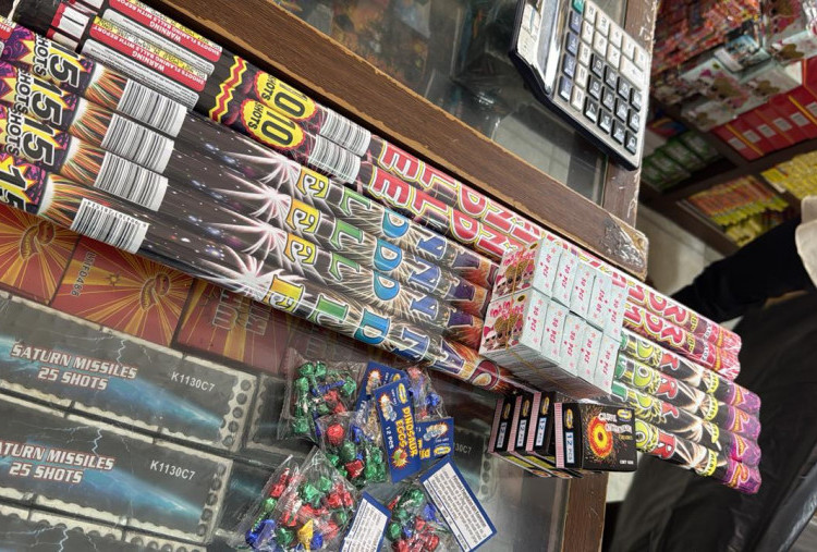 Pedagang Dilarang Jualan Kembang Api, Gagal Cuan dan Merana di Malam Tahun Baru