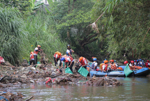 14 Ton Sampah Dibersihkan Pertamina dari Sungai Ciliwung Dalam 14 Jam  