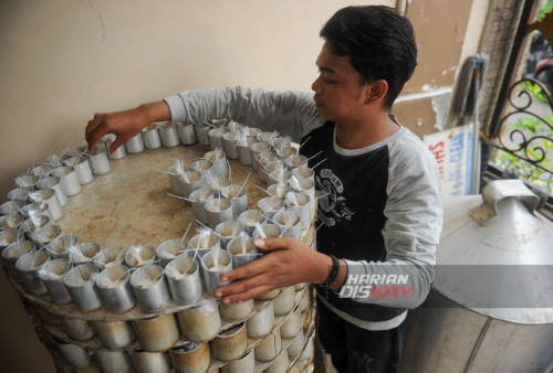 Pengrajin menata kue keranjang di Rumah Produksi di Surabaya, Jawa Timur, Kamis, 1 Februari 2024. Menjelang Tahun Baru Imlek 2575 pesanan kue keranjang mencapai 160 pack dengan harga Rp20 ribu hingga Rp35 ribu tergantung ukuranya. (Julian Romadhon/Harian Disway)

