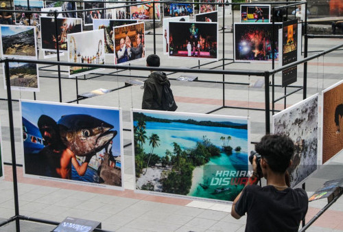 Pengunjung melihat karya foto dari pewarta foto Kantor Berita Antara yang dipamerkan di halaman Taman Bungkul Surabaya Jawa Timur, Rabu 29 November 2023. Pameran fotografi bertajuk 