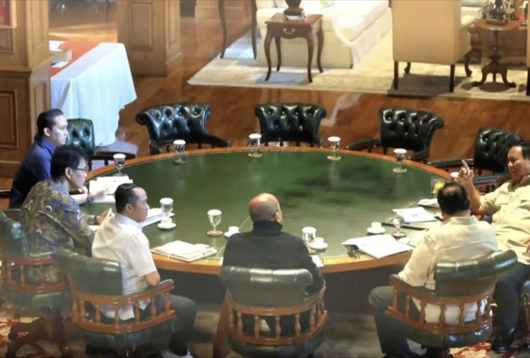 Prabowo Panggil Sejumlah Menteri ke Hambalang, Bahas Strategi Hadapi Negosiasi dengan AS