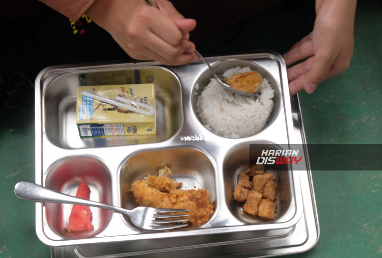 Menu yang dibagikan kepada siswa saat pelaksanaan program makan Siang Bergizi Gratis dari Pemerintah Indonesia.  Tmapak isi setiap paket yaitu Satu porsi nasi, Kering Tahu, Ayam Goreng , Sepotong buah semangka dan sebungkus kotak susu ukuran 200 mili liter. Para siswa SMPN 1 Candi Sidoarjo melaksanakan program Makan Siang Bergizi Gratis pada jam istirahat pertama yaitu pukul 9.30.

Foto Boy Slamet-Harian Disway