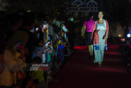 Sejumlah model memperagakan busana saat digelar Fashion Show yang bertajuk 'Mejeng Nang Suraboyo' di Alun-Alun Surabaya, Jawa Timur, Sabtu 6 Agustus 2022. Peserta yang mengikuti fashion show tersebut yakni warga Surabaya yang mempunyai minat di dunia fashion untuk memberikan sarana dalam berkreasi, khususnya bidang busana. 