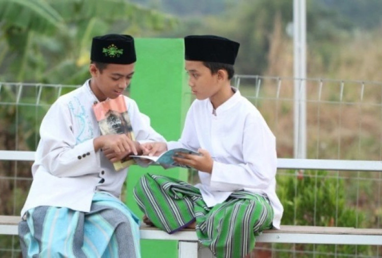 Hari Santri 2025: Antara Kemuliaan Pesantren dan Jerat Framing Negatif Media
