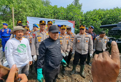 Kapolda Metro dan Pemerintah DKI Jakarta Bersih-bersih Sampah di Hutan Mangrove Jakarta Utara