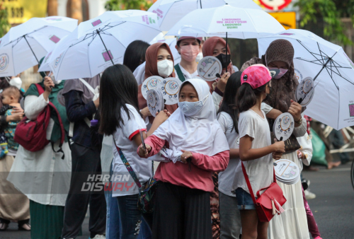 Sejumlah warga yang tergabung dalam Asosiasi Ibu Menyusui Indonesia (AIMI) Jawa Timur melakukan Aksi Payung Putih di 'Car Free Day' Taman Bungkul, Jalan Darmo, Surabaya, Jawa Timur, Minggu 7 Agustus 2022. Kegiatan yang dilakukan AIMI Jatim tersebut dalam rangka memperingati pekan menyusui sedunia atau 'World Breastfeeding Week' yang dirayakan setiap 1-7 Agustus. Aksi itu sebagai bentuk dukungan untuk ibu menyusui di seluruh dunia. 