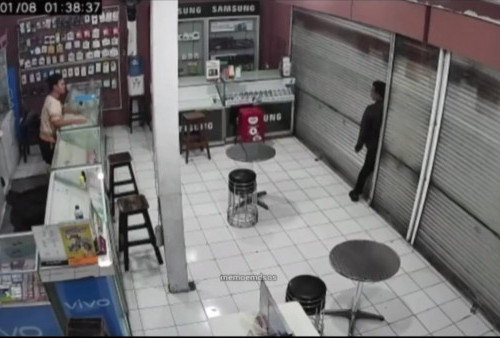 Video Viral! Detik-detik Maling Kepergok Pemilik Toko, Setengah Badan 'Nyangkut' di Rolling Door