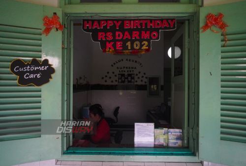 Dari balik jendela terlihat petugas sedang melakukan komunikasi via telepon di RS Darmo Surabaya, Jawa Timur, Kamis (19/1/2023). Rumah Sakit Darmo Surabaya, Jawa Timur terus berkomitmen meningkatkan pelayanan berkualitas prima di bidang kesehatan dan didukung oleh teknologi medis moderen seperti Thulep, ERCP, ESWL, Endoscopy, Laparoscopy, Hemodialisis, dan CT Scan. Tak hanya itu saat memasuki usia ke-102 tahun, RS Darmo dilengkapi emergency unit, ruang rawat inap, rawat jalan umum, rawat jalan anak, fisioterapi hingga laboratorium yang siap mendukung proses penyembuhan pasien.