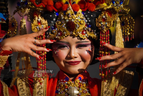 Model memperagakan busana kreasi dan etnik ketika gelaran Banyuwangi Ethno Carnival (BEC) 2022 di Banyuwangi, Jawa Timur, Sabtu (10/12/2022).

Pagelaran Banyuwangi Ethno Carnival 2022 di tahun ini mengusung tema 