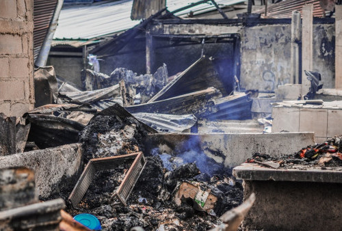 Barang-barang yang tidak sempat diselamatkan ikut hangus terbakar di insiden Kebakaran Pasar Ciputat
