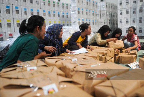 Pekerja mengemas surat suara pemilu sebelum dilakukan pengemasan di gudang logistik Pemilu 2024 Kota Surabaya, Jawa Timur, Jumat, 2 Februari 2024. KPU Kota Surabaya mulai mendistribusikan logistik pemilu ke Panitia Pemilihan Kecamatan (PPK) yang disebar ke 8.167 tempat pemungutan suara (TPS) se-Kota Surabaya untuk pelaksanaan Pemilu 14 Februari 2024 mendatang. (Julian Romadhon/Harian Disway)
