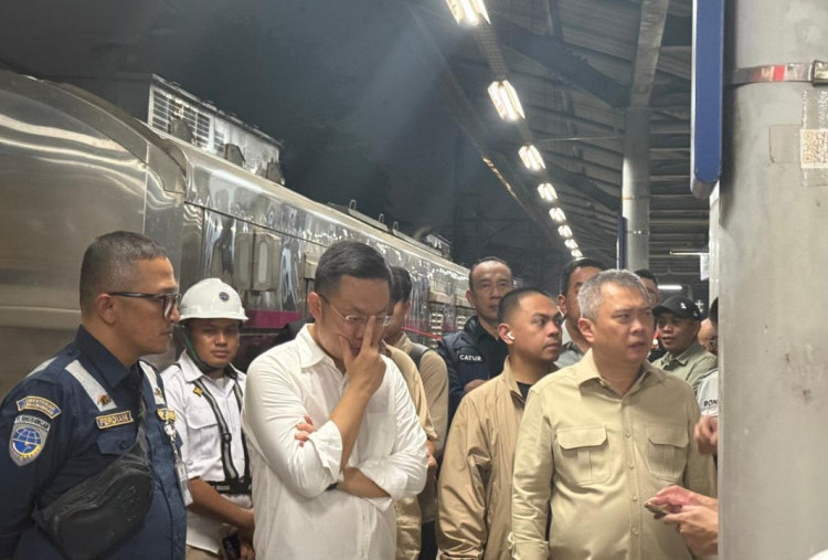 Menhub Dudy Tinjau Proses Evakuasi Korban Tabrakan KA Argo Bromo dan KRL di Bekasi