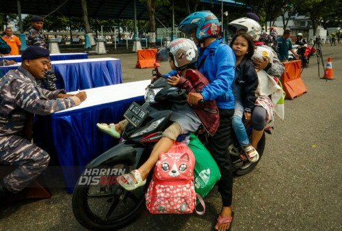 Pemudik melakukan pendataan usai mengikuti program mudik dengan kapal perang di Dermaga Ujung Koarmada II, Surabaya, Jawa Timur, Kamis (20/4/2023). Sebanyak 198 orang pemudik mengikuti program mudik gratis naik kapal perang TNI Angkatan Laut KRI Banjarmasin-592 dari Jakarta ke Surabaya. (foto: Moch Sahirol) 