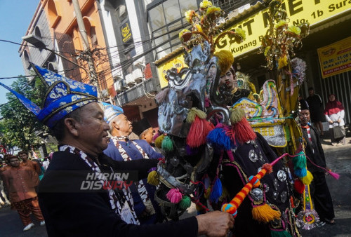 Manten Sunat duduk di atas Kuda Kincak saat berlangsungnya Bersi Desa di Dukuh Kupang, Surabaya, Jawa Timur, Minggu, 6 Agustus 2023. Bersih Desa atau Sedekah Bumi dengan menggelar Kirab Budaya serta mengarak gunungan dari berbagai hasil bumi tersebut sebagai wujud rasa syukur kepada Tuhan atas hasil bumi yang melimpah. (Julian Romadhon/Harian Disway)
