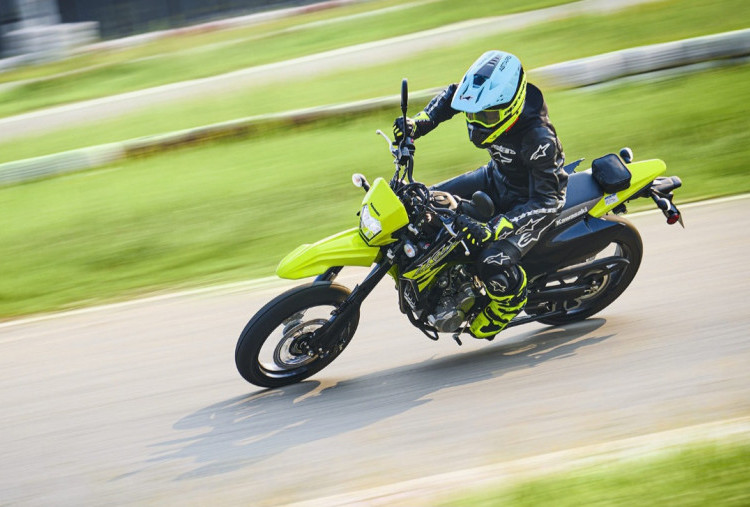 Kawasaki KLX300SM 2027 dan Mesin Revisi dengan ABS Depan, Panel Instrumen Baru