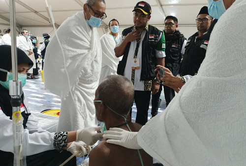 Jelang Wukuf, Kakek 75 Tahun Dilarikan ke Pos Kesehatan Arafah karena Tersedak Kue Bolu