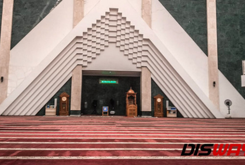 Karpet untuk salat di Masjid Raya KH. Hasyim Asy’ari sudah digelar. 