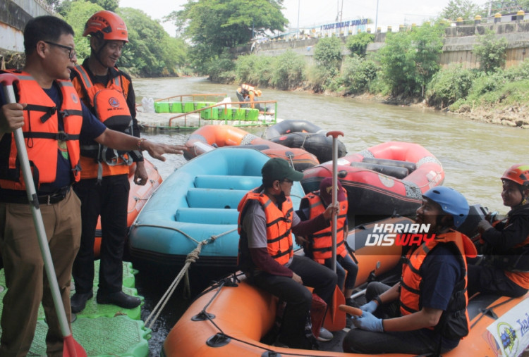 Perayaan Hari Ciliwung 2025 yang digelar Gerakan Ciliwung Bersih (GCB) bersama Indofood menghadirkan berbagai kegiatan edukatif, mulai dari workshop daur ulang, aksi bersih sungai, hingga penanaman pohon di bantaran Ciliwung. Bertempat di Sekretariat GCB, rangkaian aktivitas ini digelar untuk meningkatkan kepedulian publik terhadap pentingnya Ciliwung sebagai ruang hidup, ekosistem alami, dan bagian penting dari ketahanan lingkungan Jakarta.