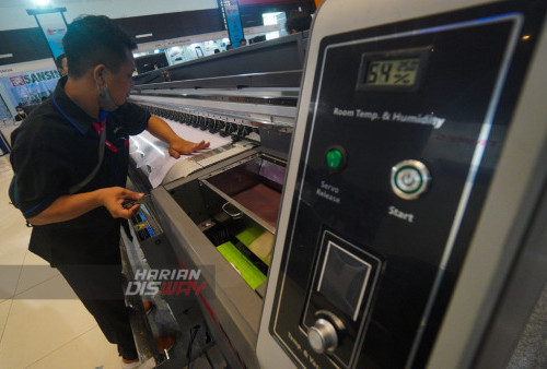 Peserta mencoba alat printing ketika berlangsungnya pameran Surabaya Printing Expo (SPE) 2022 yang digelar di Grand City Surabaya, Jawa Timur, Kamis, 23 Juni 2022. Surabaya Printing Expo (SPE) 2022 yang digelar 23 hingga 26 Juni 2022 tersebut diikuti sebanyak 65 peserta, baik lokal maupun internasional dengan target 15.000 pengunjung.

