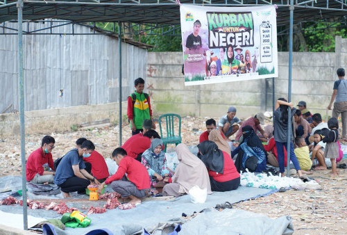 Yakesma Sumsel Potong, Olah dan Bagikan Kurban di Kampung Pemulung TPA Sukawinatan 