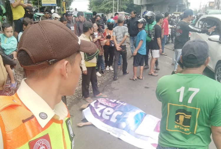 Seorang Perempuan Tertemper KA Feeder di Stasiun Cimindi, KAI Keluarkan Peringatan Keras