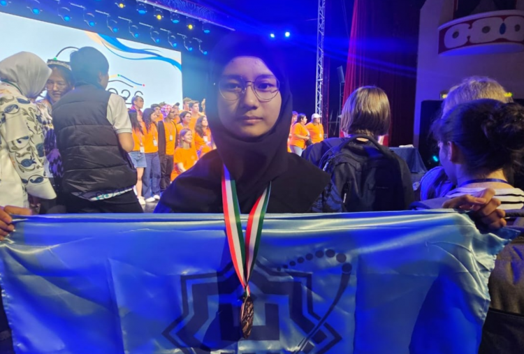 Khairunnisa Tumbangkan Programmer Dunia, Siswi MAN IC Serpong Bersinar di Olimpiade Informatika Italia 